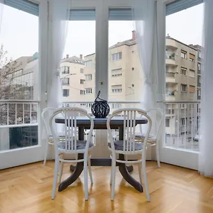 rezervați aici